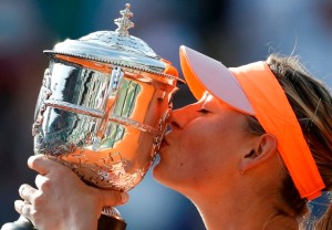 Sharapova kisses her second French Open title